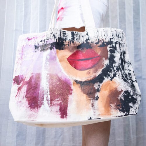 Ročno poslikana nakupovalna torba Redlips iz organskega bombaža z motivom ustnic v odtenkih roza, črne in bakrene.