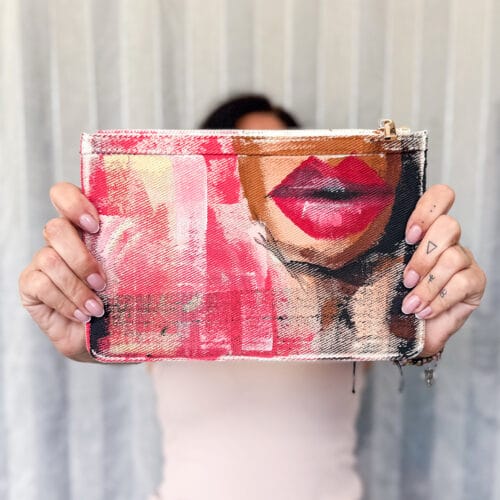 Ročno poslikana mini torbica Redlips iz bombaža z ustnicami v Intenzivno roza, ozadjem v beli in črni ter zlatimi zaključki. Unikatna, nosljiva umetnost.